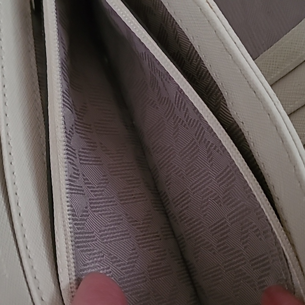 Michael Kors Leather Wallet ❤️ - Picture 8 of 10